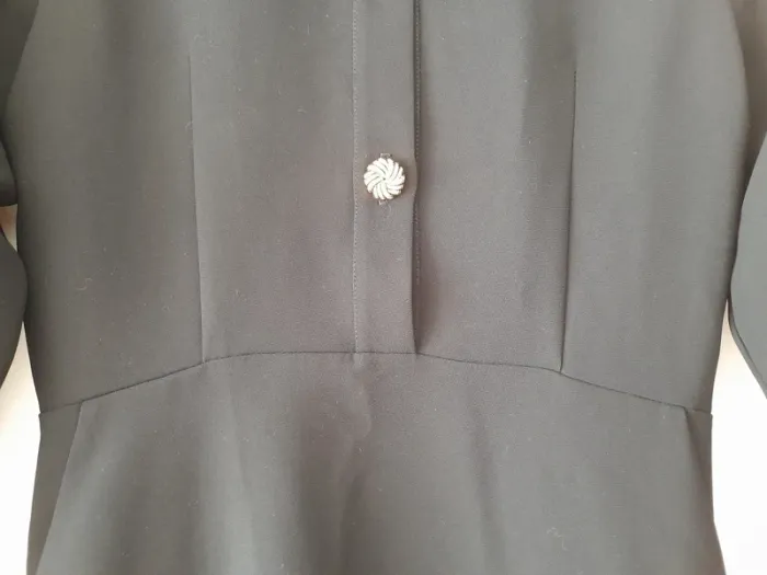 Petite robe noire avec col et resserrée à la taille - photo numéro 3