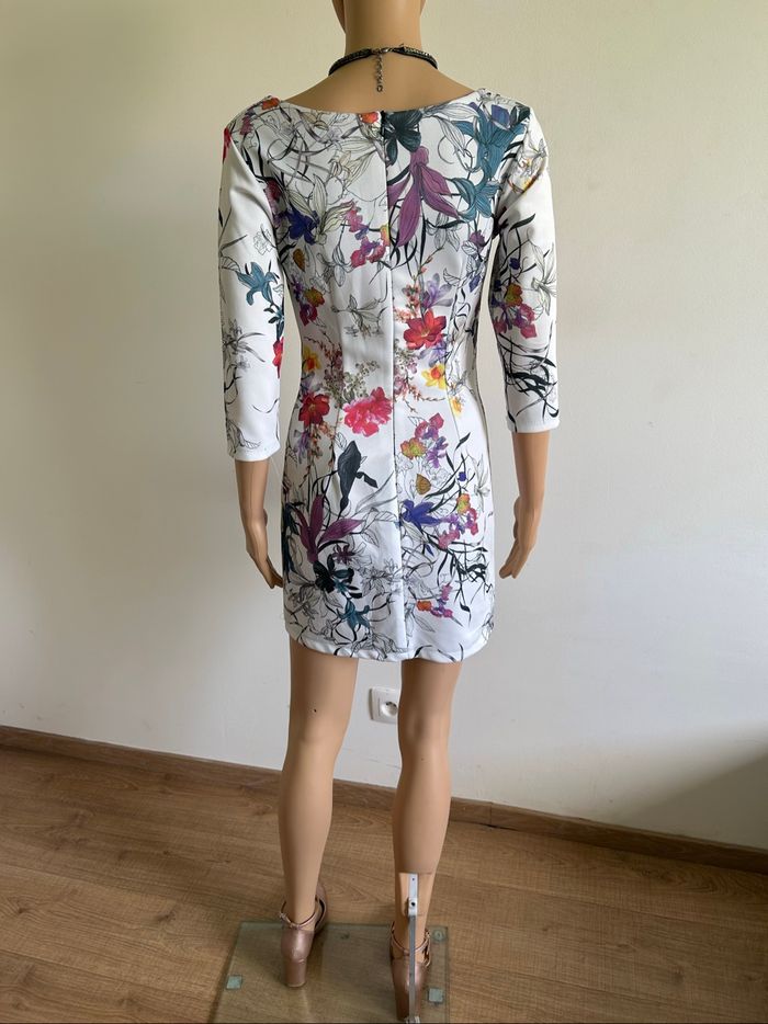 Robe courte blanche et fleurie taille S TBE - photo numéro 6