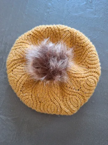 Béret moutarde à pompon