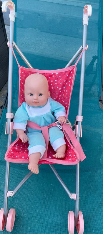 Poussette rose avec un bébé qui émet différents  sons