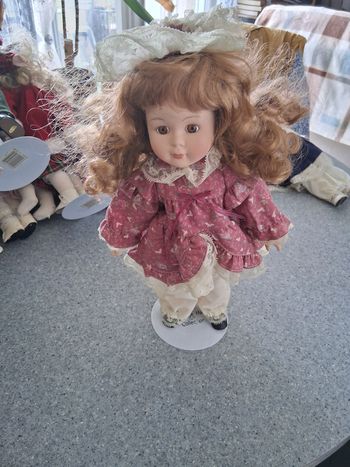 Poupée porcelaine violet