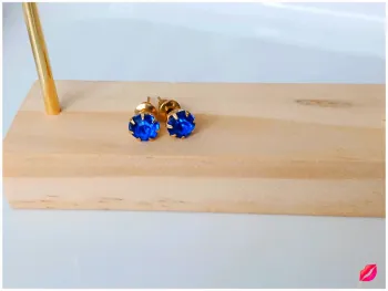 Boucles d’oreilles clous avec strass bleu intense