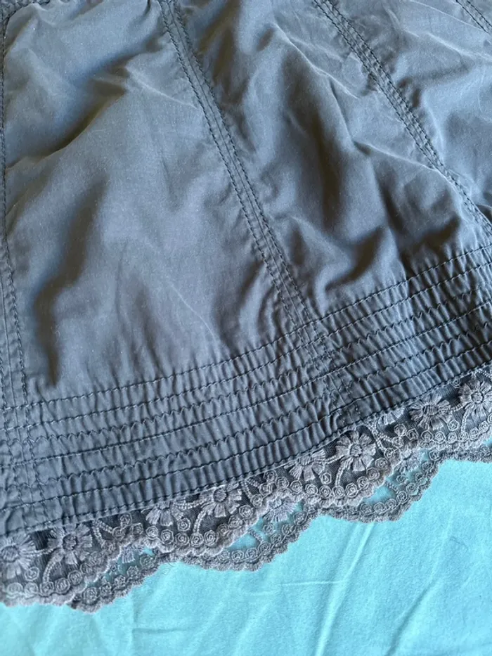 Jupe grise, ourlet dentelle - photo numéro 2