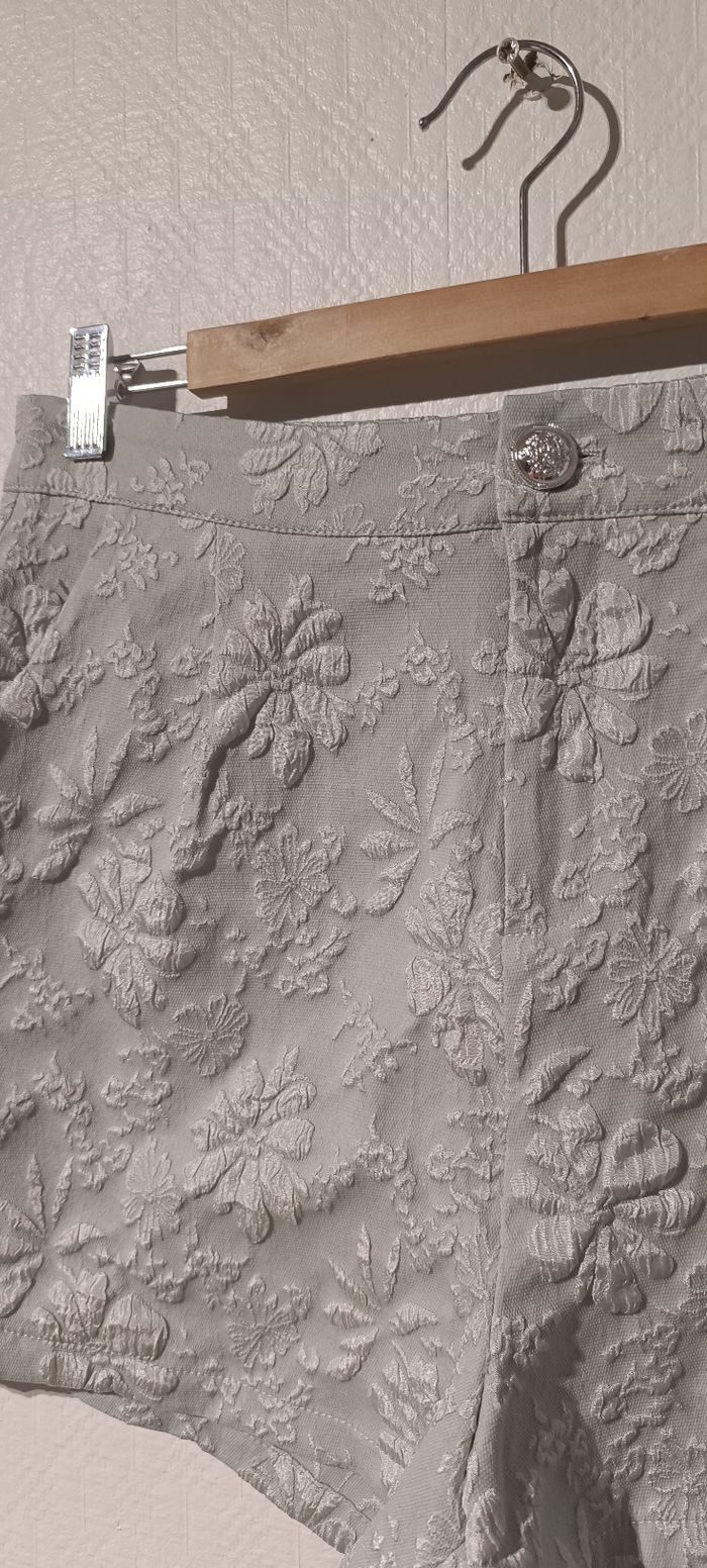 Short brodé fleuri texturé – couleur gris perle – Taille M - photo numéro 2