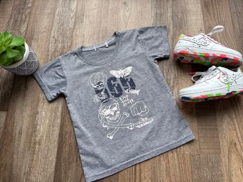 - Tee shirt   - 6 ans - bon état 