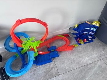 Circuit hot whels avec garage (autre marque)