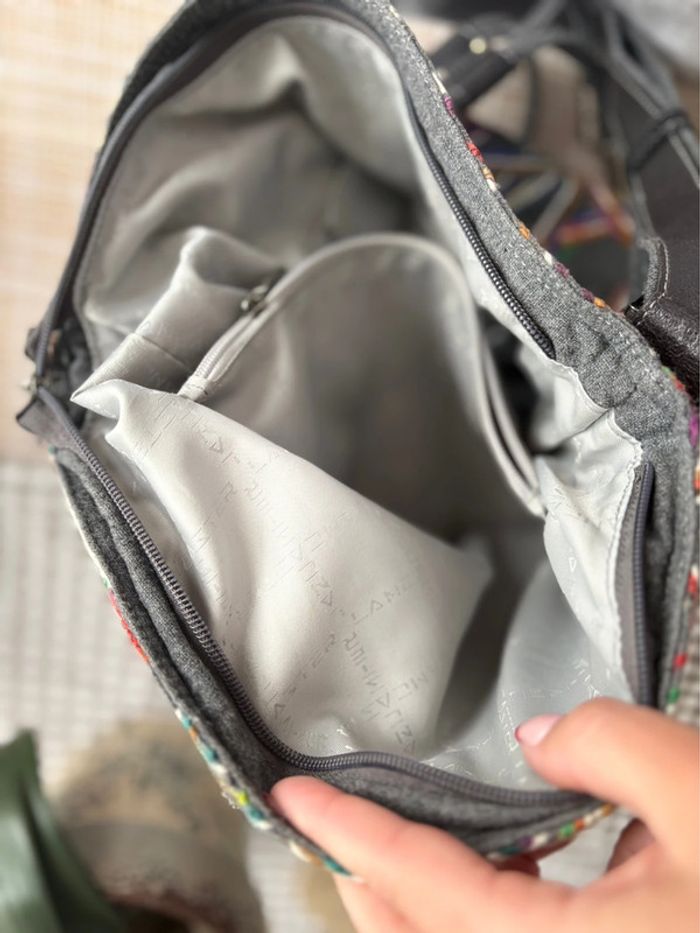 Sac bandoulière Lancaster - brodé multicolore et gris - en très bon état - photo numéro 9