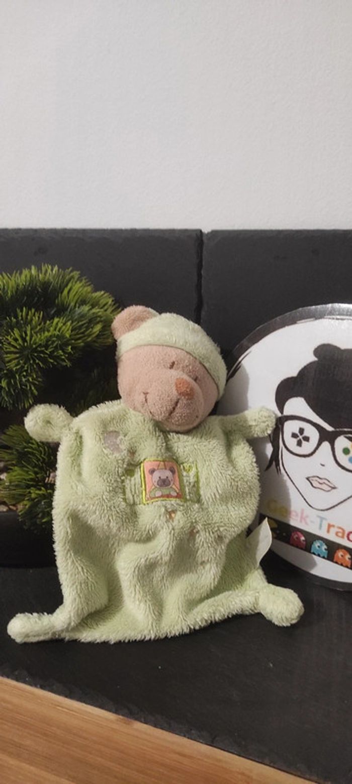 doudou ours nicotoy vert marron bonnet nuit lune étoiles fenêtre coeurs