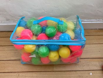 Lot d’environ 95 balles pour piscine à balles