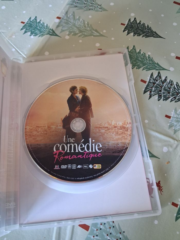 DVD | " Une Comédie Romantique " avec Alex Lutz 🌸🌾 - photo numéro 3
