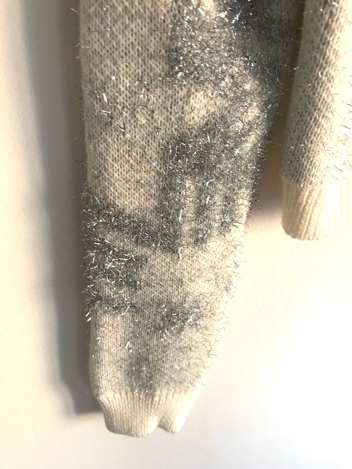 Pull court taille 36/38 à fils métallisés argentés et à motifs flocons de neige neuf jamais porté - photo numéro 4
