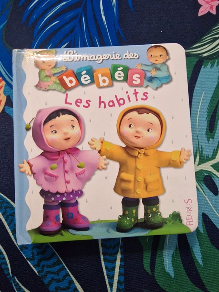 Livre à pages cartonnées "Les habits"