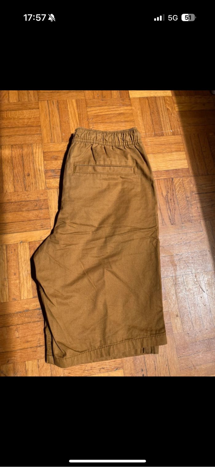 Short moutarde garçon, neuf sans étiquette, Kiabi, taille 36 - photo numéro 4