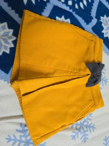 Short moutarde okaidi en taille 5 ans Bon etat