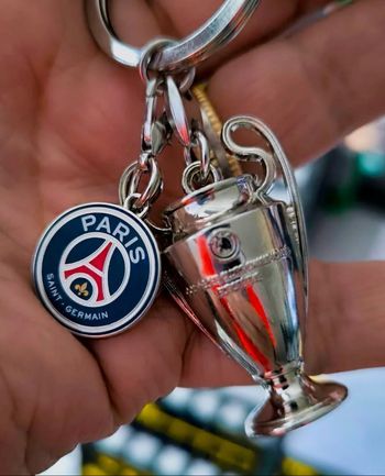 Porte-clés PSG 🏆 Édition Collector “Vainqueur Ligue des Champions” rupture de stock partout.