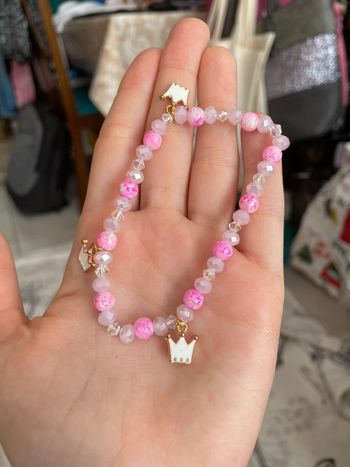 Bracelet de perles avec breloques couronnes.