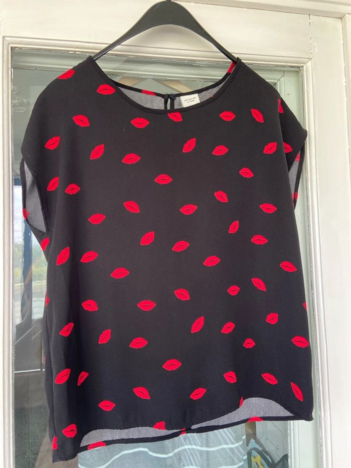 Blouse noire motif bouches rouges
