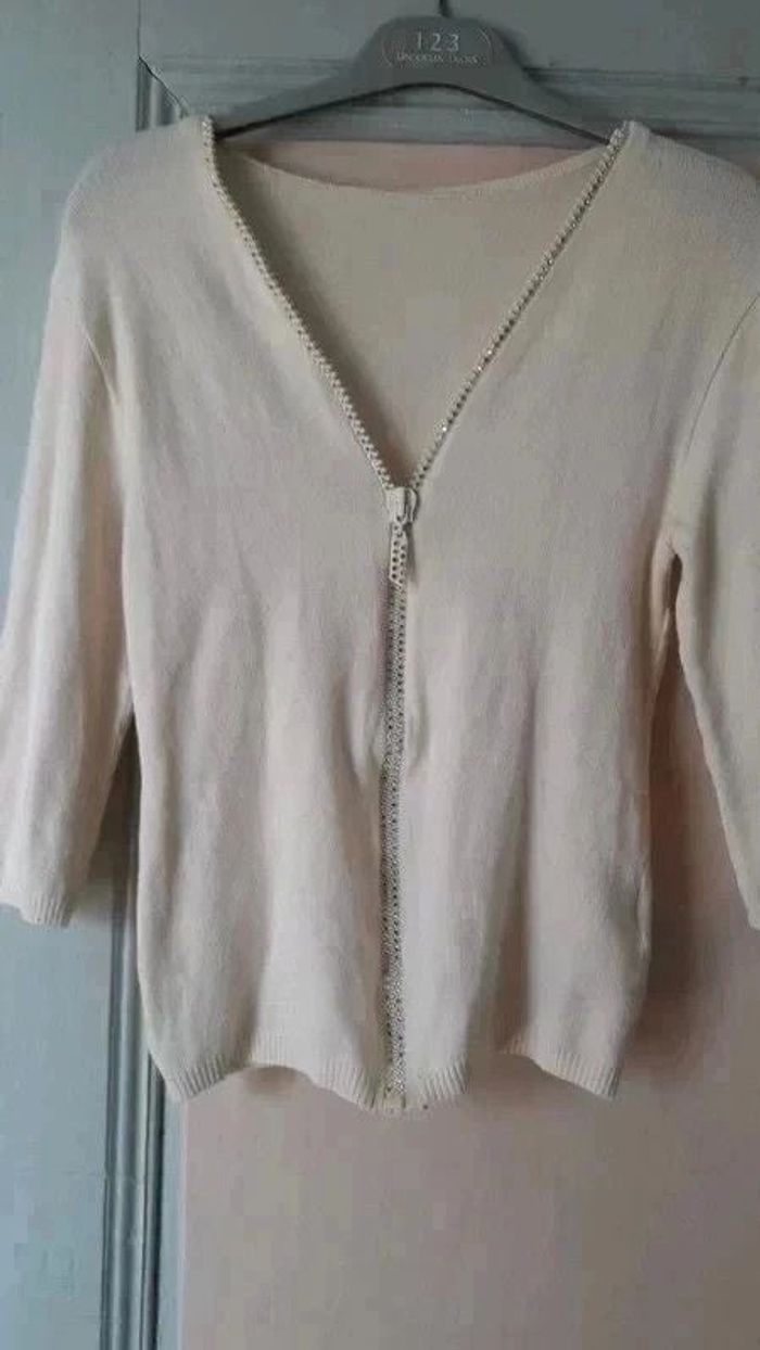 Joli gilet manches 3/4 fermeture ornée de strass multicolores .