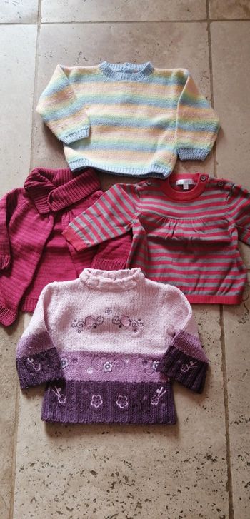 Lot de 4 pulls ou veste fille en 6 mois