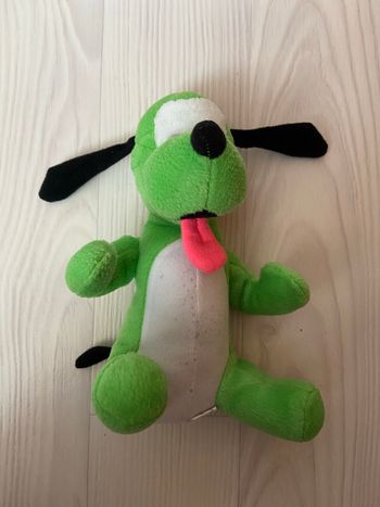 Peluche chien vert