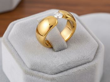 Bague dorée ouverte en acier titane avec zircon scintillant