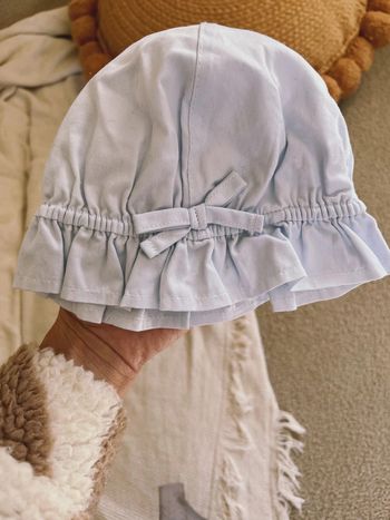 Chapeau avec élastique bleu Kiabi