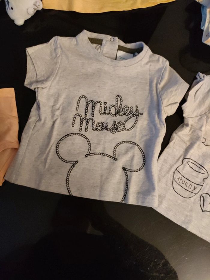 Lot de trois t-shirt léger Disney Kiabi 3 mois et Winnie Mickey - photo numéro 4