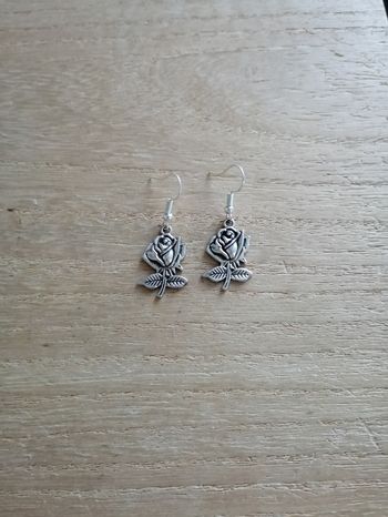 Boucles d'oreilles argentées fleur neuves