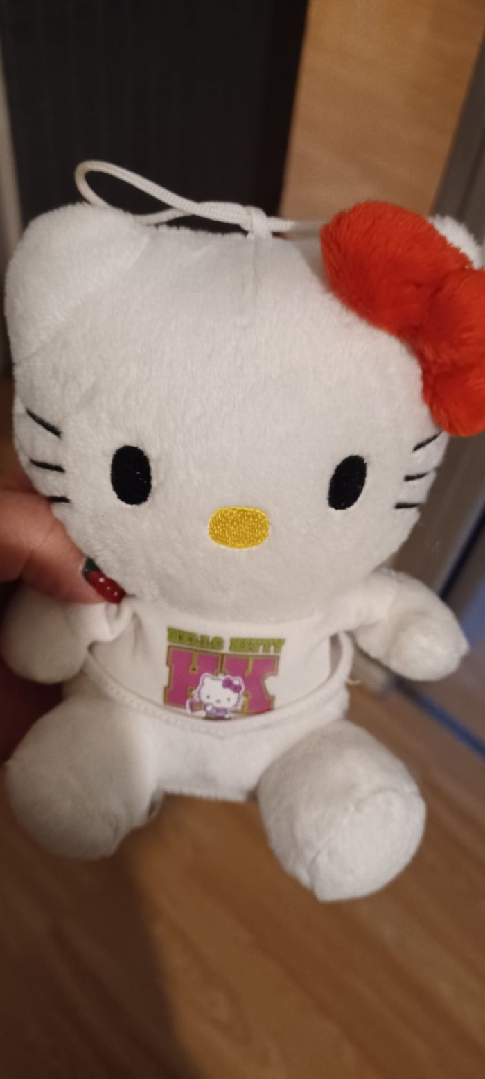 Très jolie petite peluche hello kitty - photo numéro 2