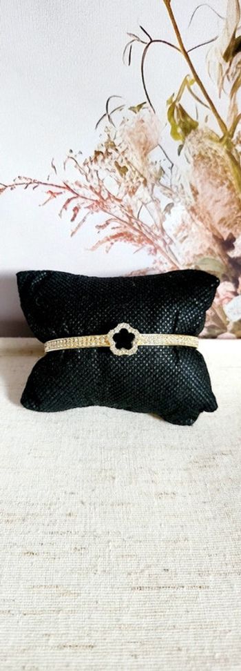 Bracelet rigide doré fleur noire et strass – style élégant