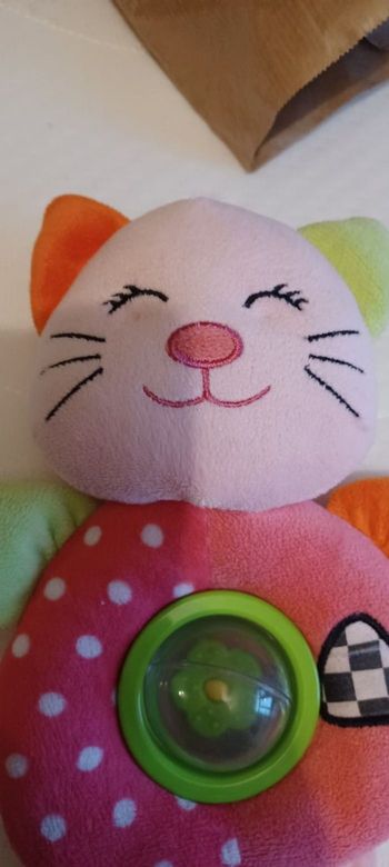 Très jolie petite peluche hochet