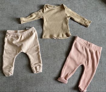 lots de vêtements en 50cm, toutes marques .
