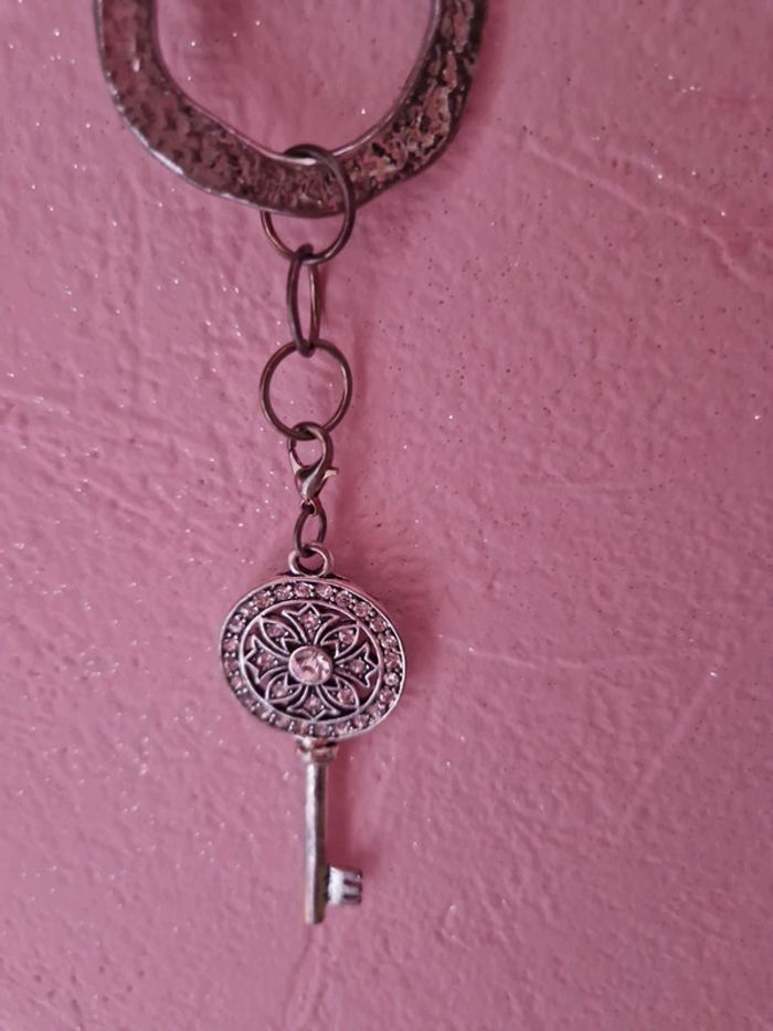 Collier avec pendentif clef - photo numéro 4