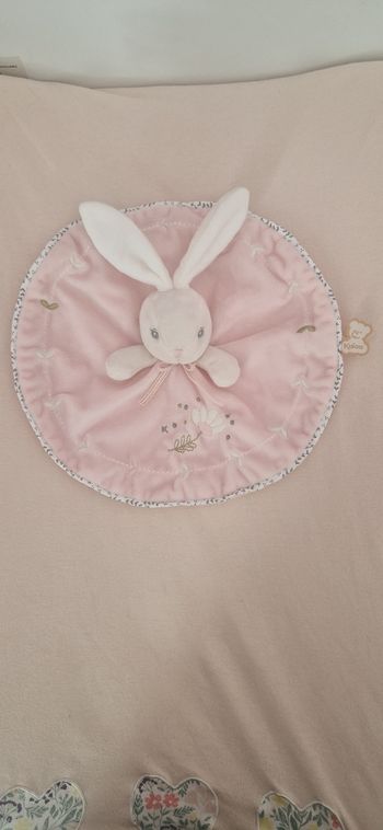 Doudou lapin rose et blanc Kaloo