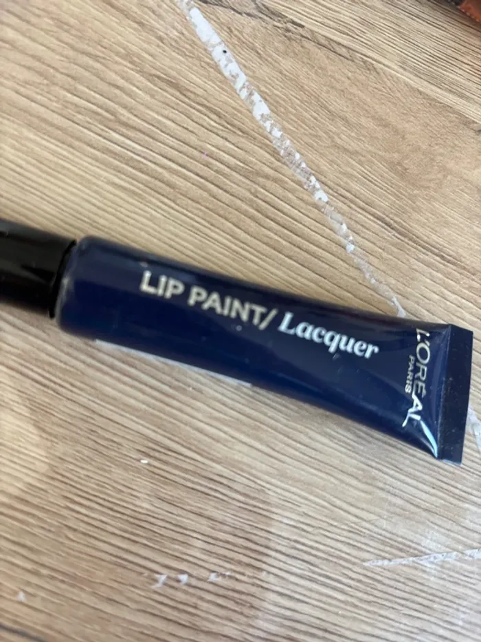Rouge à lèvres bleu marine, L’Oréal Paris n° 181 - photo numéro 2