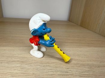 Schtroumpfs bully joue de la flûte