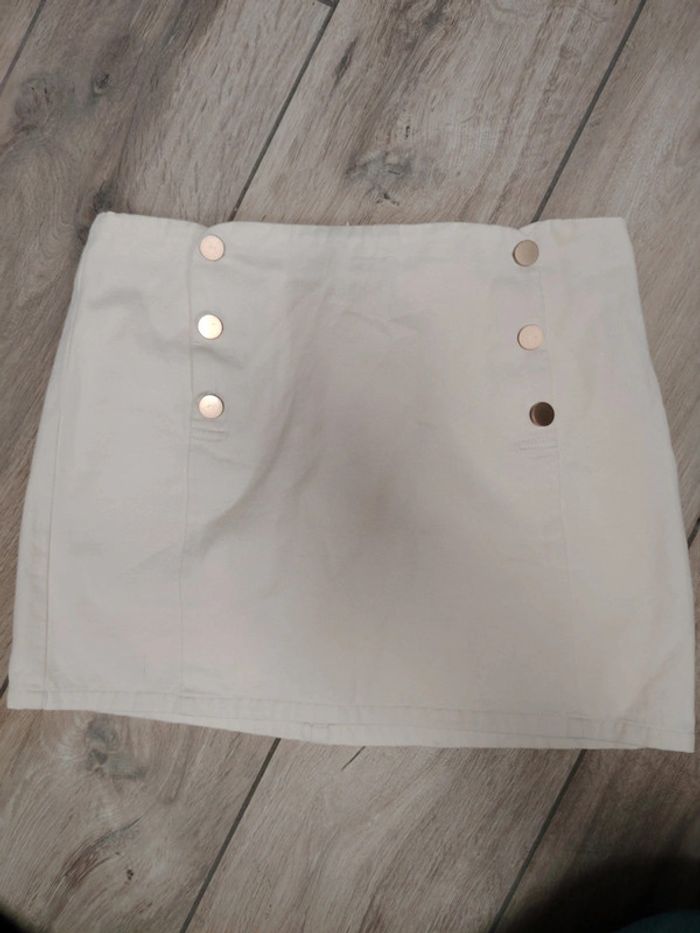 Mini jupe crème à bouton