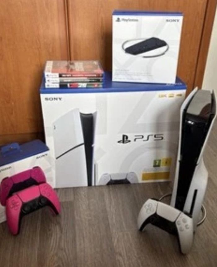 Ps5 Standard CD + 2 manettes et support + casque et jeu- très bon état - photo numéro 2