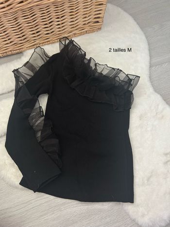 Top une épaule dénudé