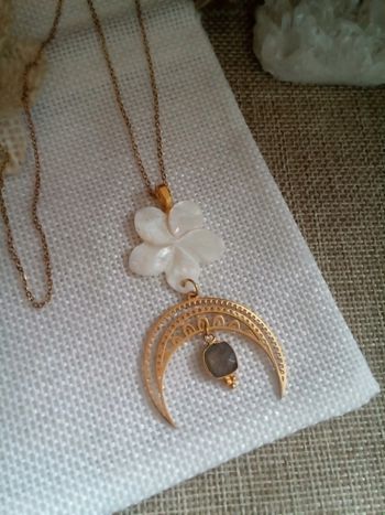 Collier bohème fleur n'a'c'r'é'e, lune filigranée et pierre de labradorite