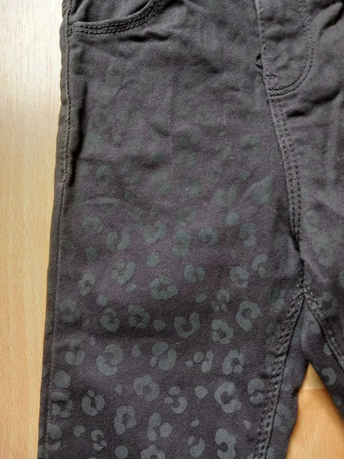 Pantalon gris très foncé avec motifs 4 ans kiabi comme neuf - photo numéro 2
