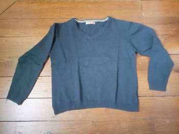 Pull bleu marine col en V