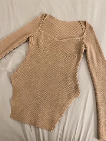 pull à encolure de cœur côtelé