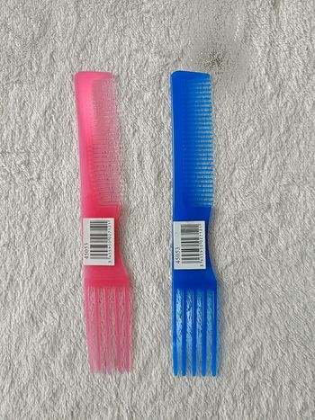 2 peignes (bleu et rose)