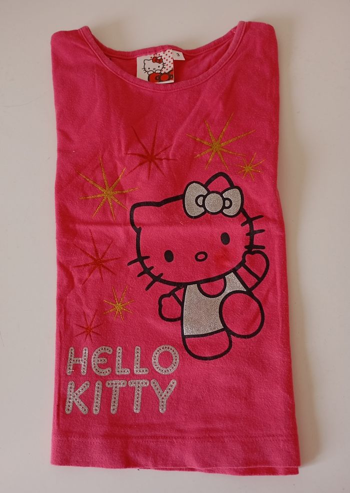 Tee-shirt manches longues.3 ans . Coton rose fushia ,motifs pailletés argent et or .Hello Kitty. Très bon état. - photo numéro 4