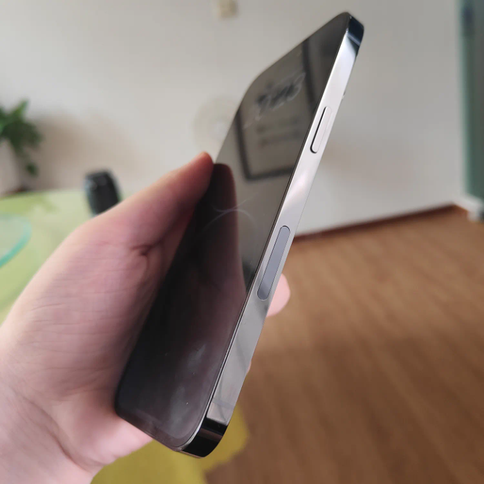 Une iphone quatorze pro max - photo numéro 4