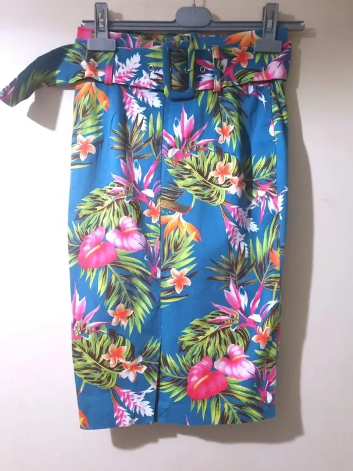 Belle jupe crayon Guess Tropical avec ceinture integrée S - photo numéro 2