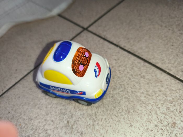 Tut tut bolide Mathis la police