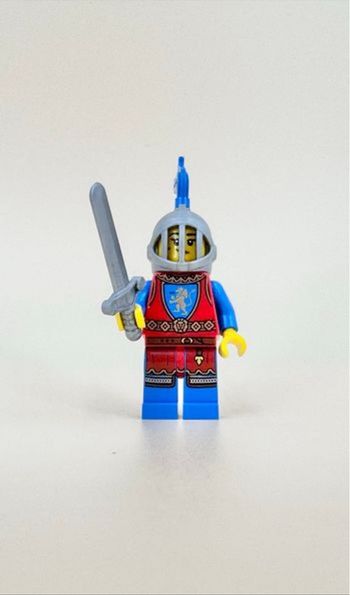 Lego Figurines Castle : Femme Lion Knight, visage double expression, et son épée + bouclier - NEUF