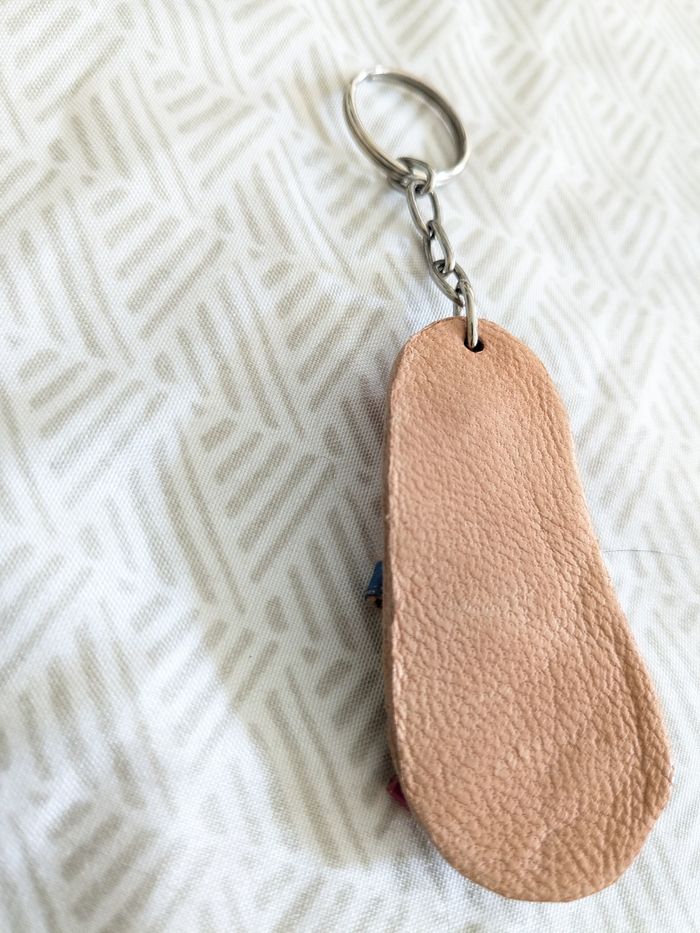 Porte-clés cuir.forme sandales - photo numéro 2